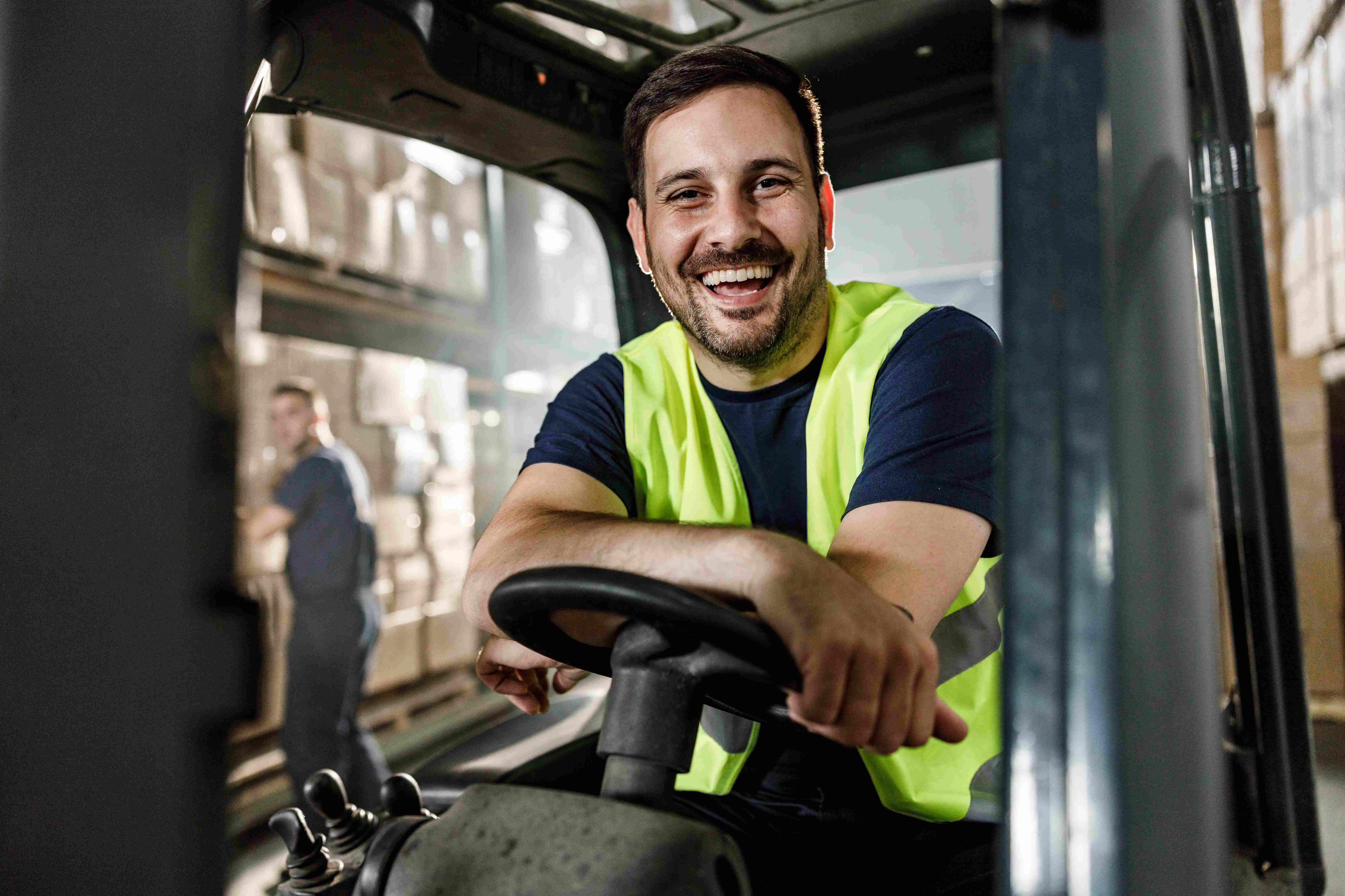 heftruckchauffeur aan het stuur van een heftruck